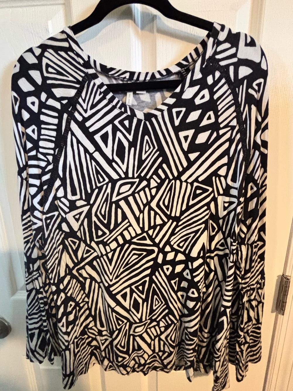 😍CATO Black & White Geometric V-Neck Women's Top SZ 14/16W